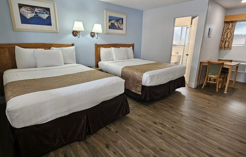 2 Queen Beds & Kitchen Deluxe Room  / Pool View