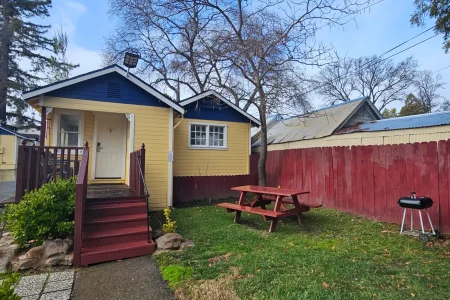 Cottage 121 – 1 Queen Bed & 2 Double Beds / Kitchen