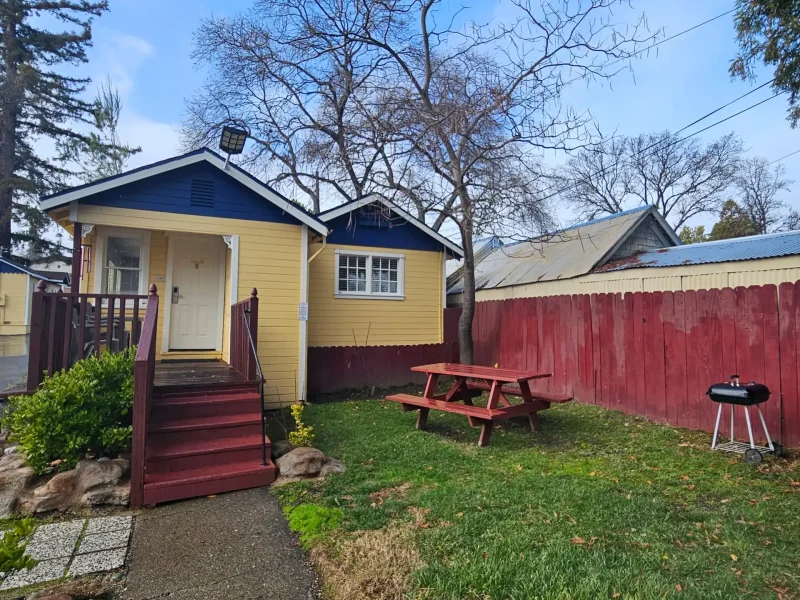 Cottage with a Queen Bed and Two Double Beds
