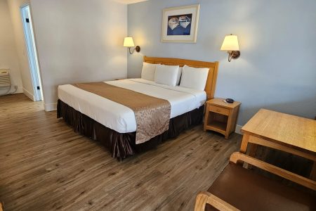 1 King Bed Standard Room – Pool View