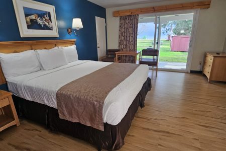 1 King Bed Deluxe Room- Lake View