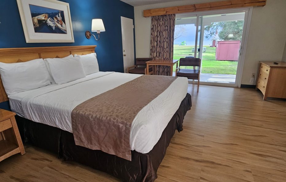 1 King Bed Deluxe Room- Lake View