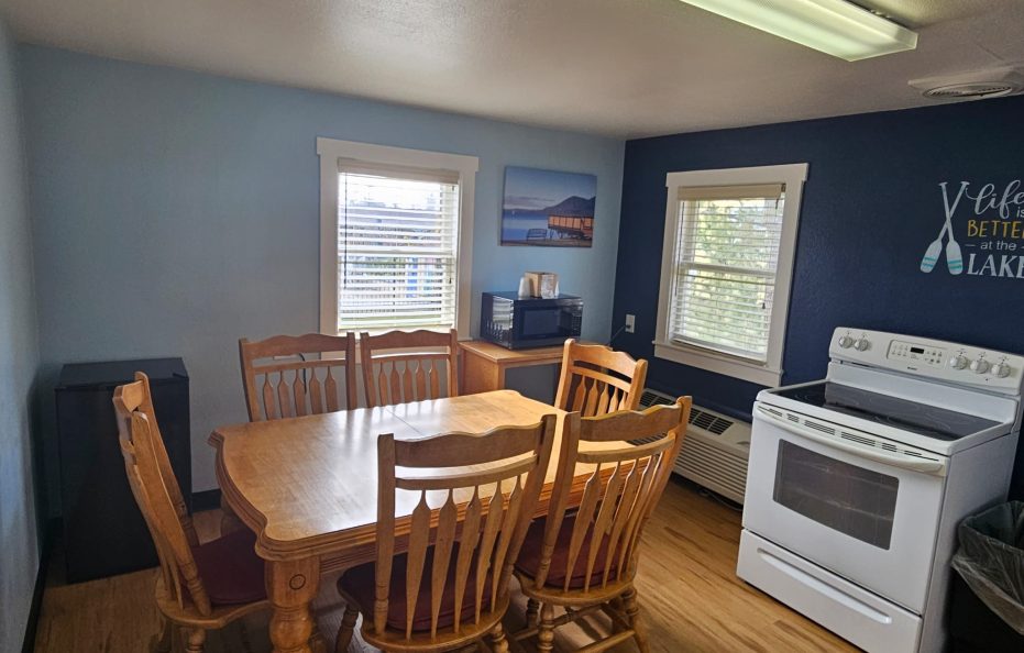 Cottage 121 – 1 Queen Bed & 2 Double Beds / Kitchen