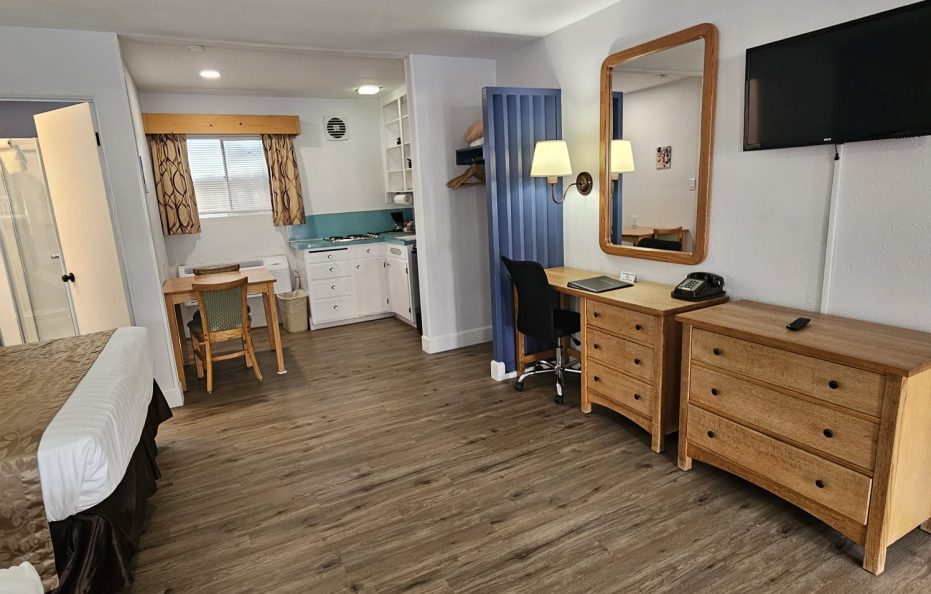 2 Queen Beds & Kitchen Deluxe Room  / Pool View