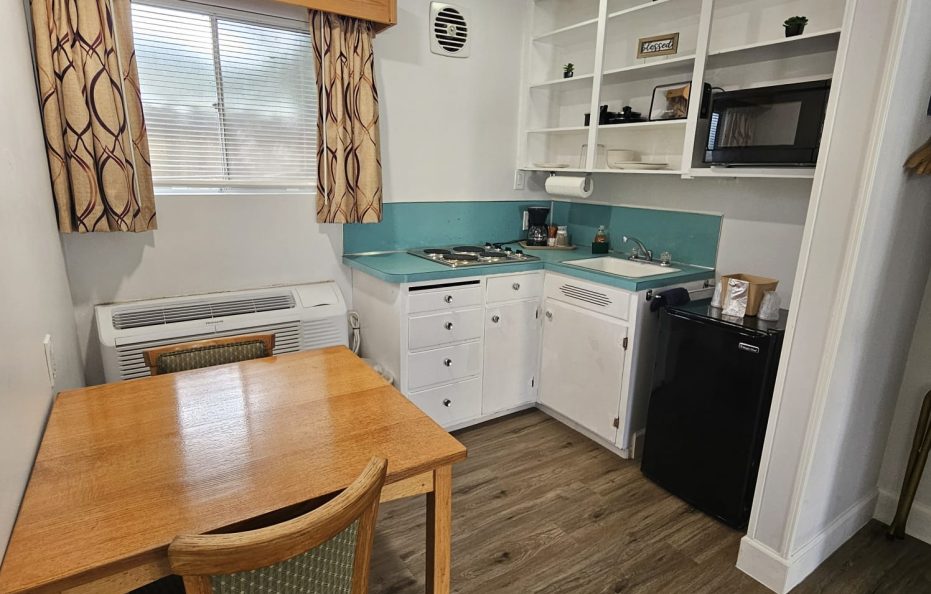 2 Queen Beds & Kitchen Deluxe Room  / Pool View