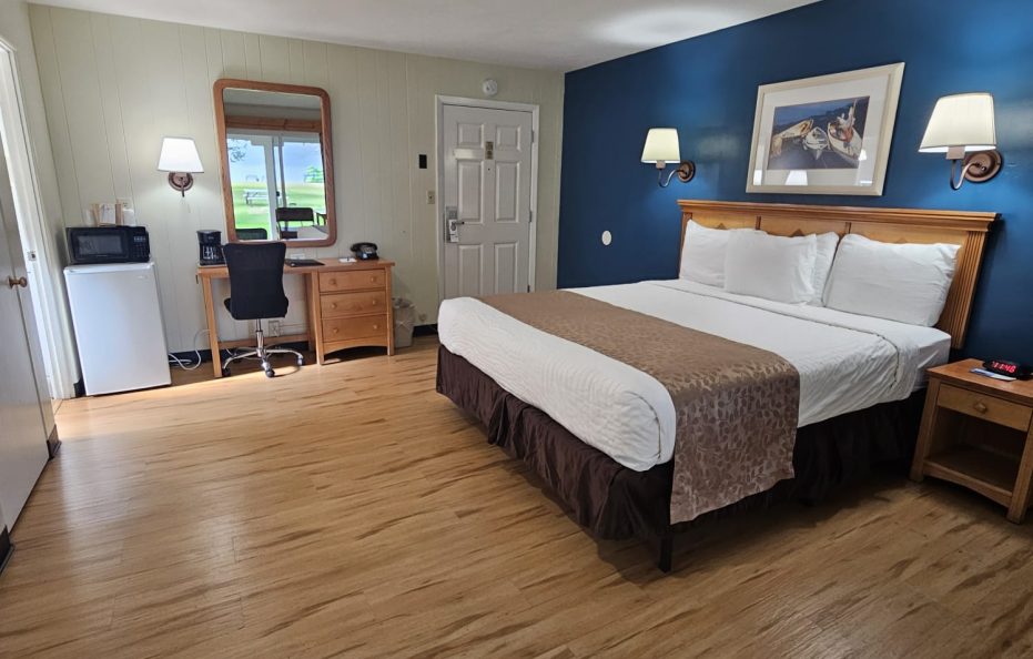 1 King Bed Deluxe Room- Lake View