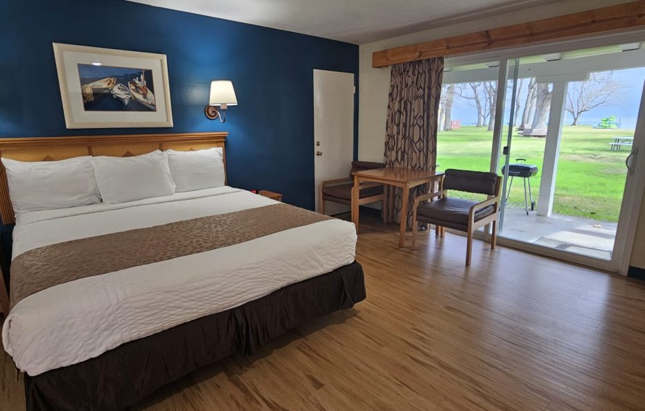 1 King Bed Deluxe Room- Lake View