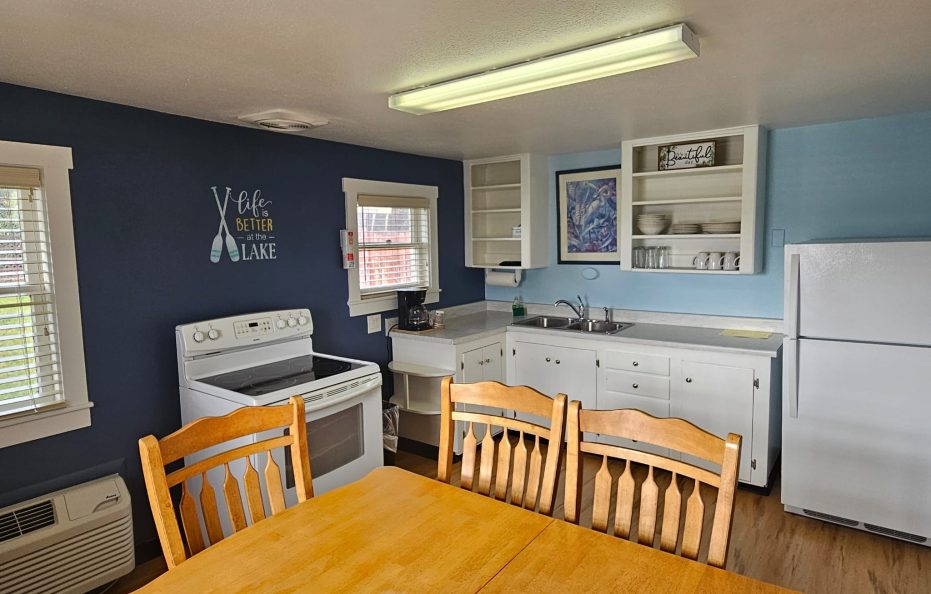 Cottage 121 – 1 Queen Bed & 2 Double Beds / Kitchen