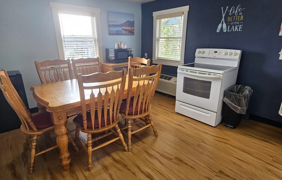 Cottage 121 – 1 Queen Bed & 2 Double Beds / Kitchen