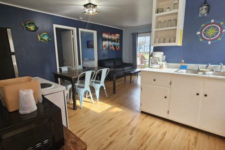 Cottage 122 – 2 Queen Beds & 2 Double Beds / Kitchen