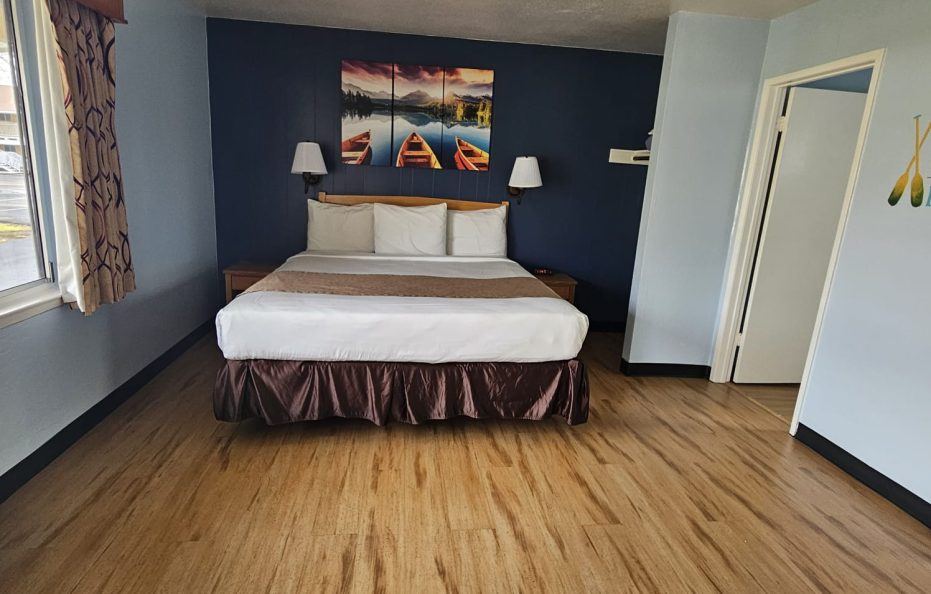 1 King Bed Deluxe Room – Lawn View