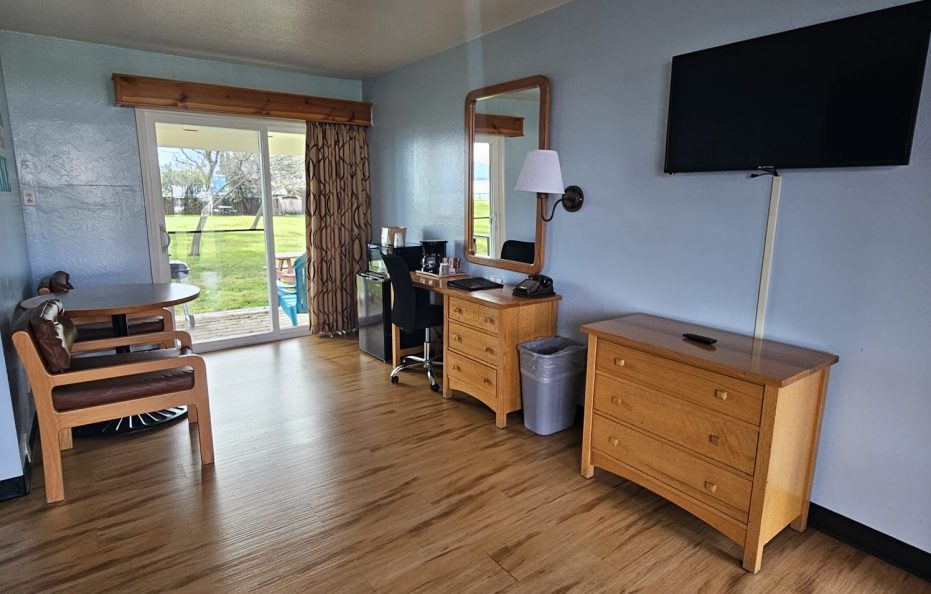 1 King Bed Deluxe Room – Lawn View