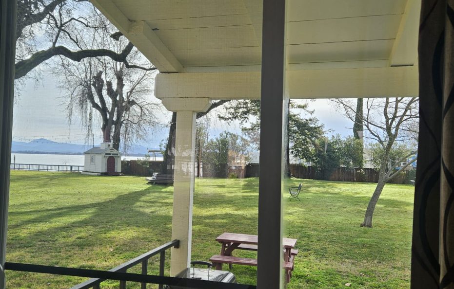 1 King Bed Deluxe Room – Lawn View