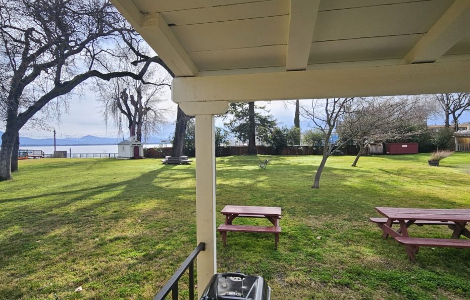 1 King Bed Deluxe Room – Lawn View