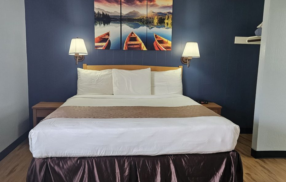 1 King Bed Deluxe Room – Lawn View